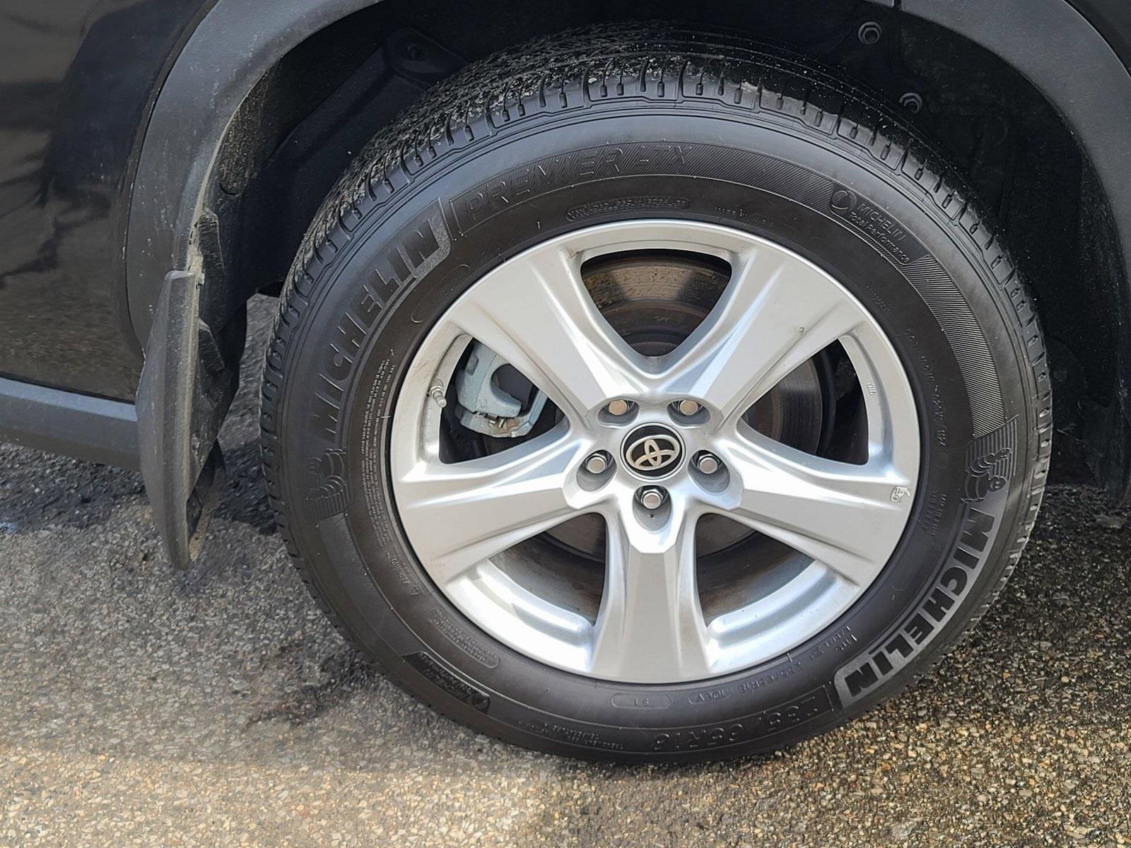 Used 2024 Toyota Highlander LE image 32