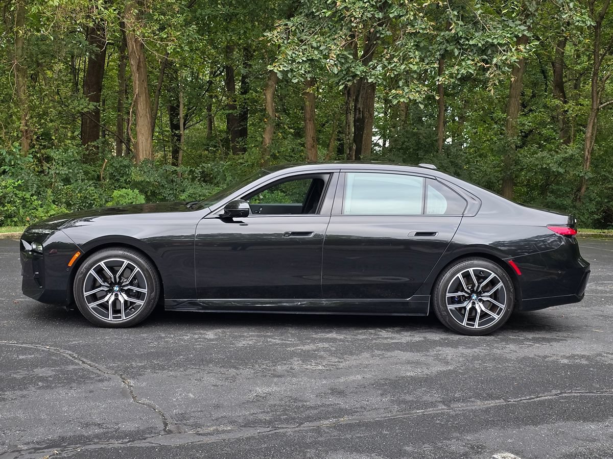 Used 2023 BMW i7 xDrive60 w/ Parking Assistance Package AWD/4WD image 3