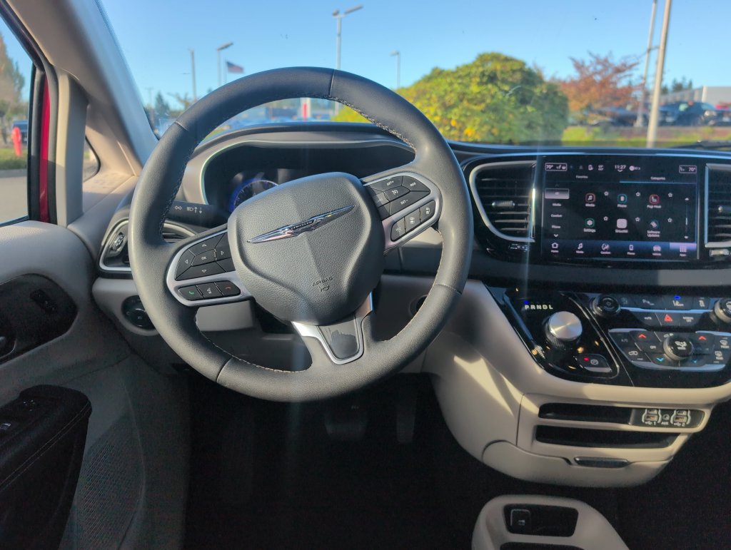 Used 2024 Chrysler Pacifica Touring-L FWD image 8