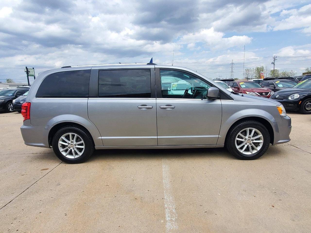 Used 2019 Dodge Grand Caravan SXT FWD image 4
