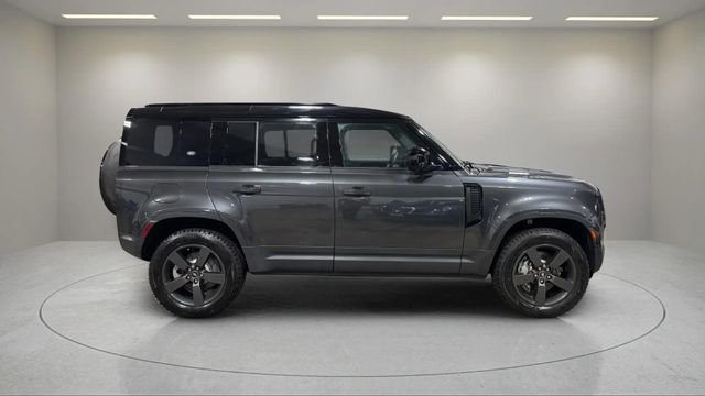 Used 2023 Land Rover Defender 110 SE image 4