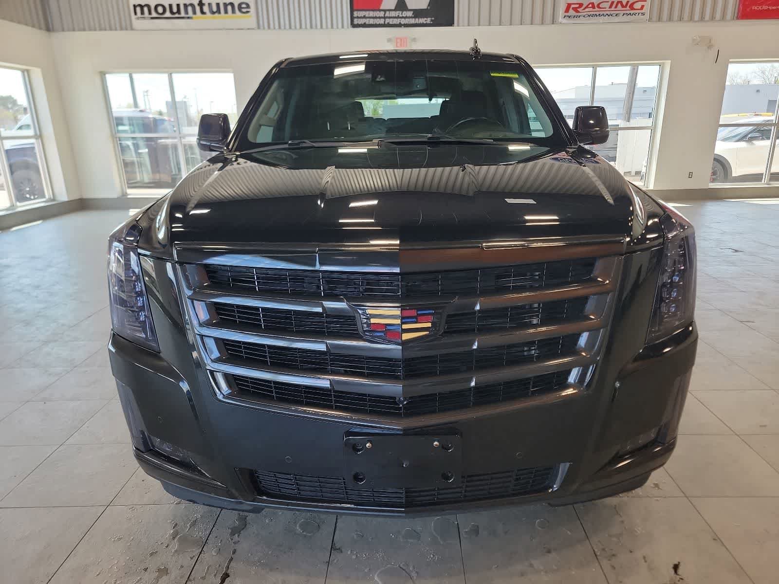 Used 2016 Cadillac Escalade Luxury AWD/4WD image 3
