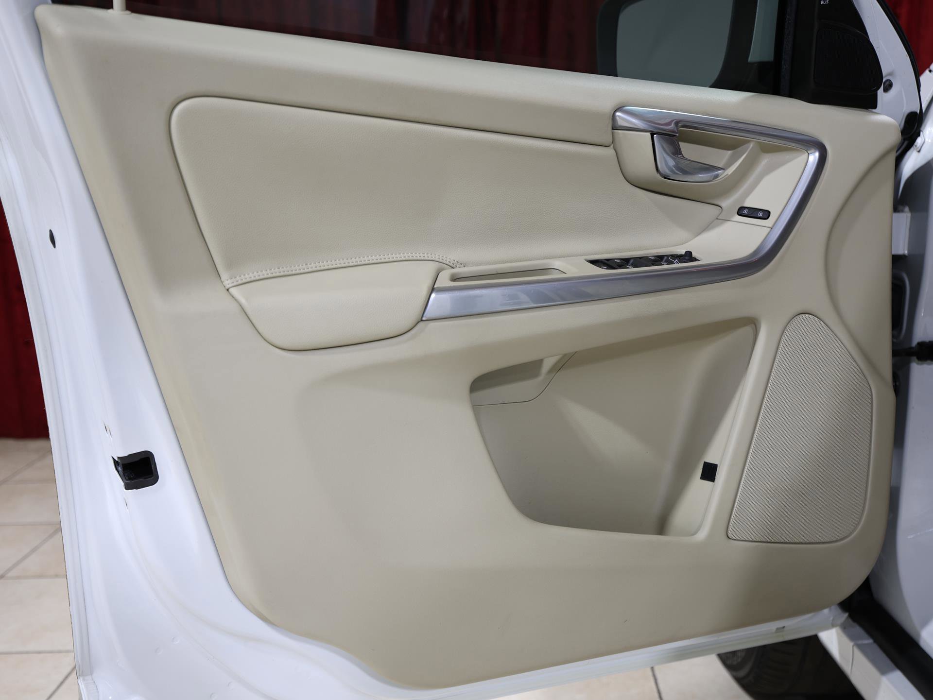 Used 2016 Volvo XC60 T5 Premier image 11