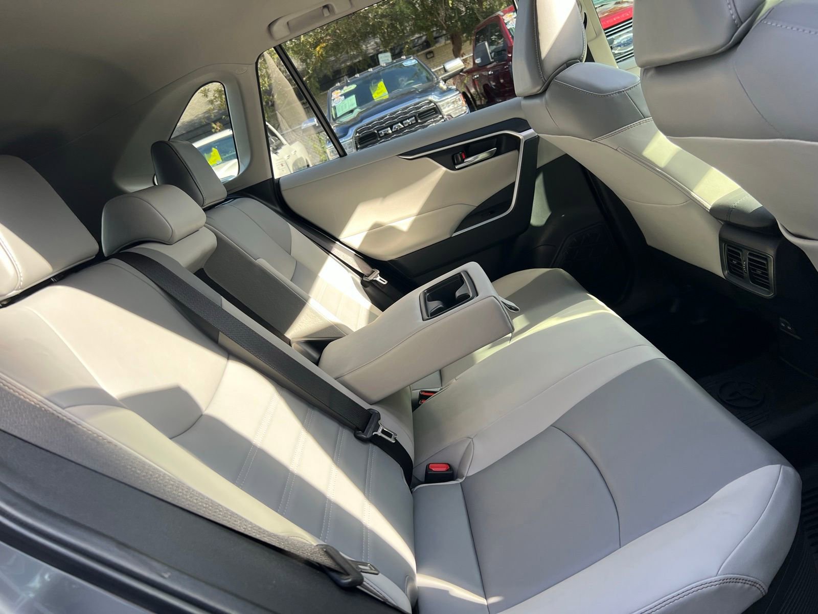 Used 2022 Toyota RAV4 XLE Premium image 48