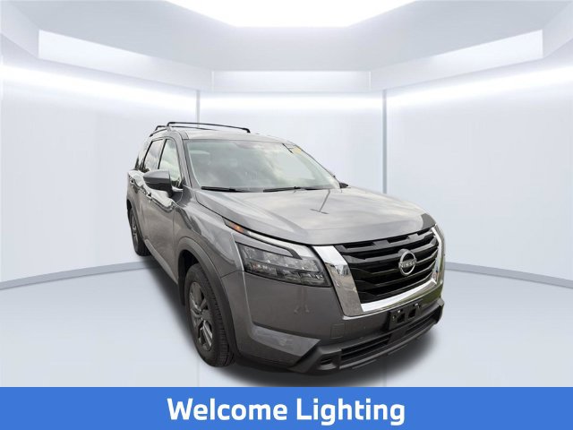 Used 2024 Nissan Pathfinder SV w/ Lighting Package (N92) FWD image 3