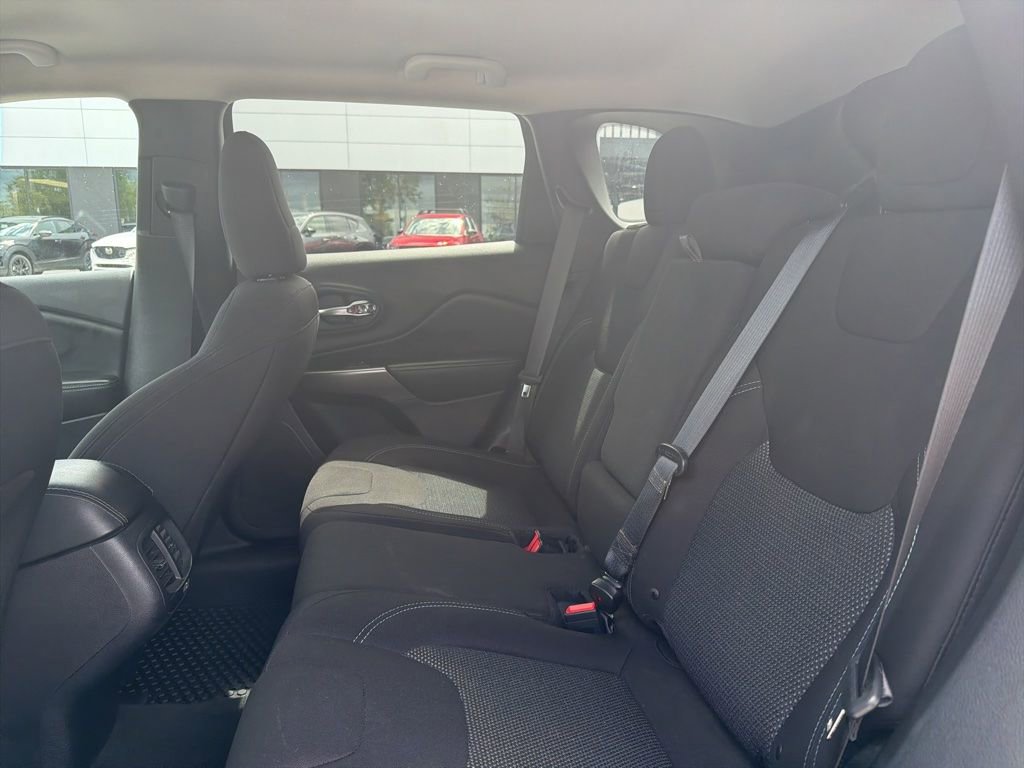 Used 2019 Jeep Cherokee Latitude w/ Cold Weather Group AWD/4WD image 3