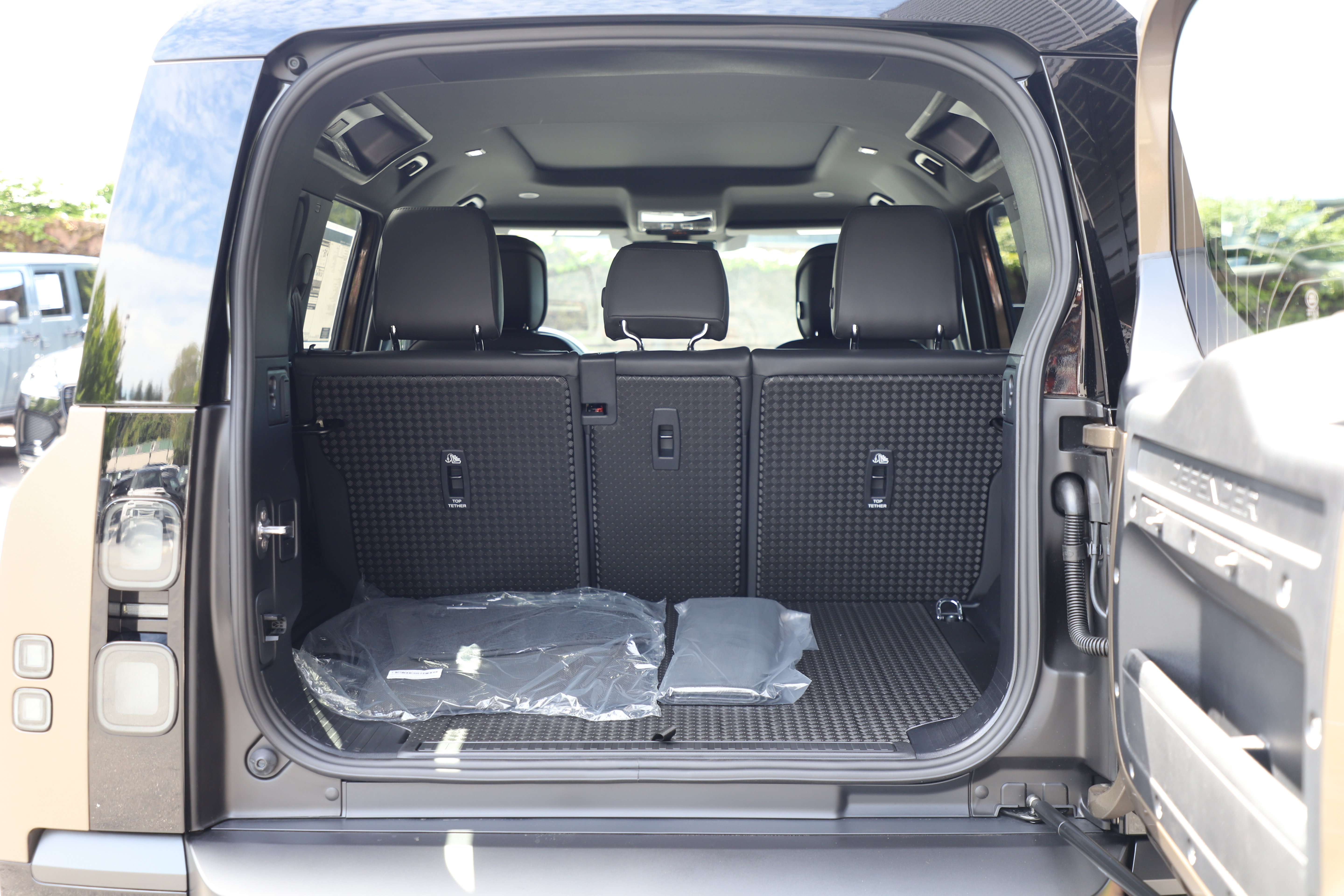 New 2026 Land Rover Defender 110 X-Dynamic SE AWD/4WD image 12