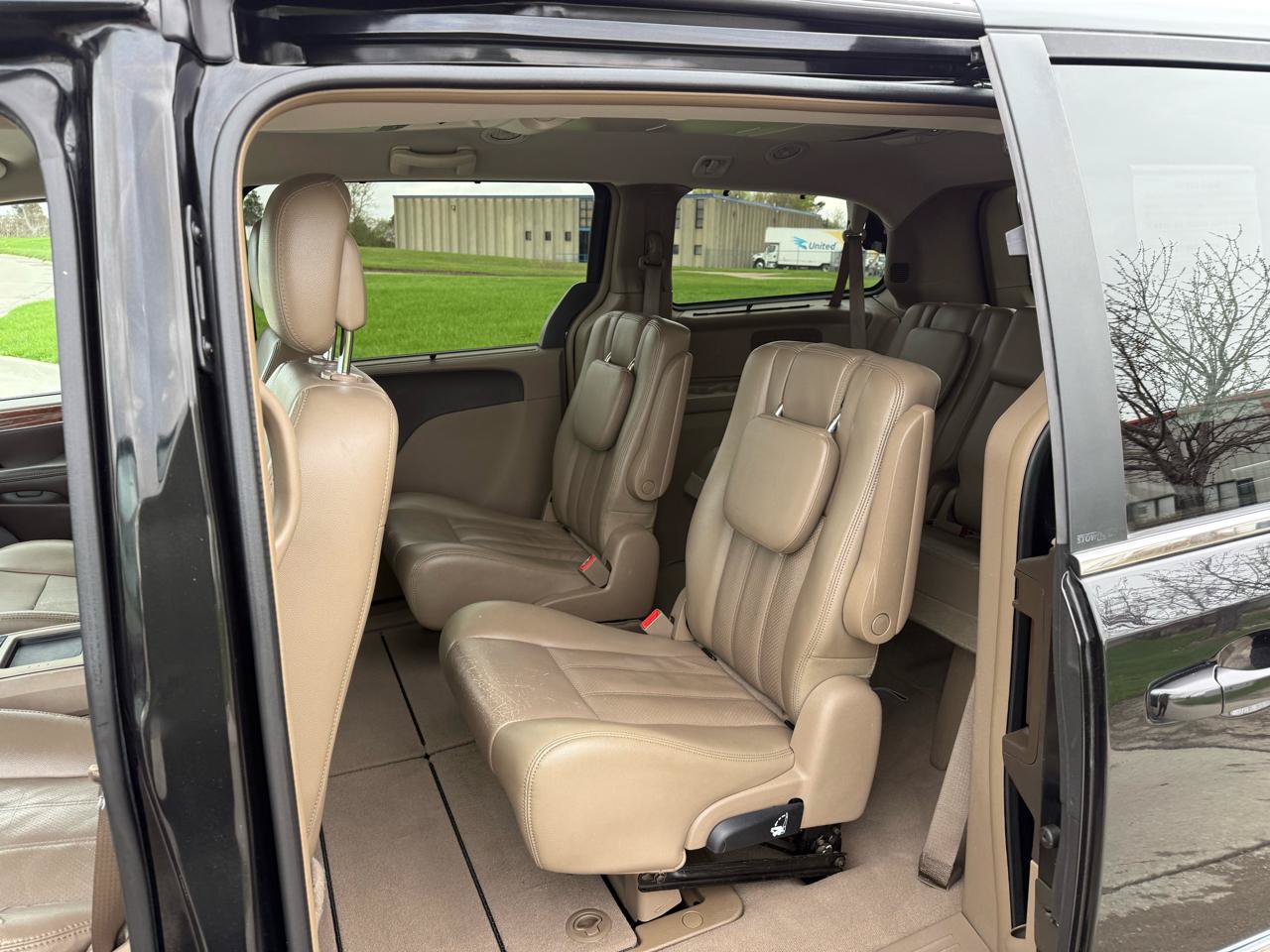 Used 2011 Chrysler Town & Country Touring-L w/ Entertainment Group #2 FWD image 14