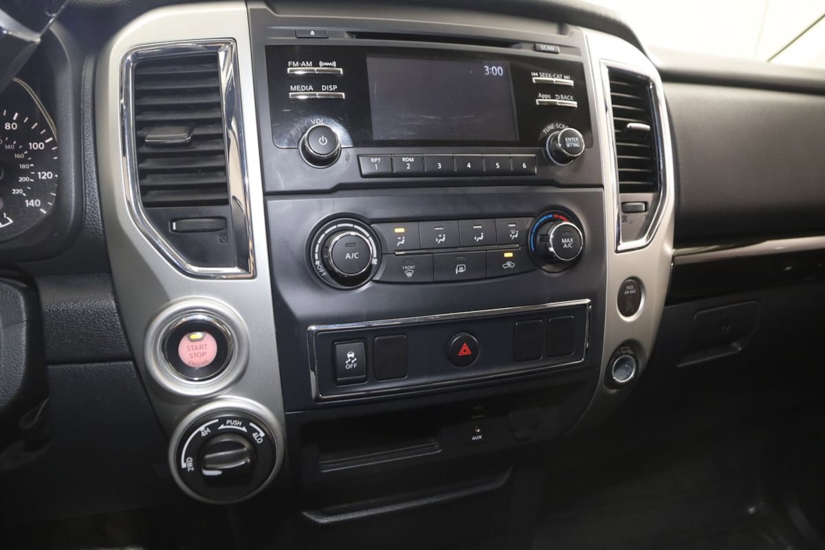 Used 2017 Nissan Titan SV AWD/4WD image 26
