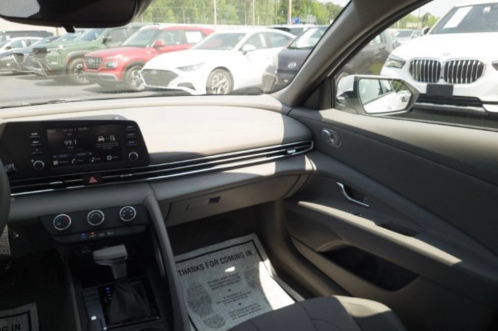 New 2026 Hyundai Elantra SE FWD image 17