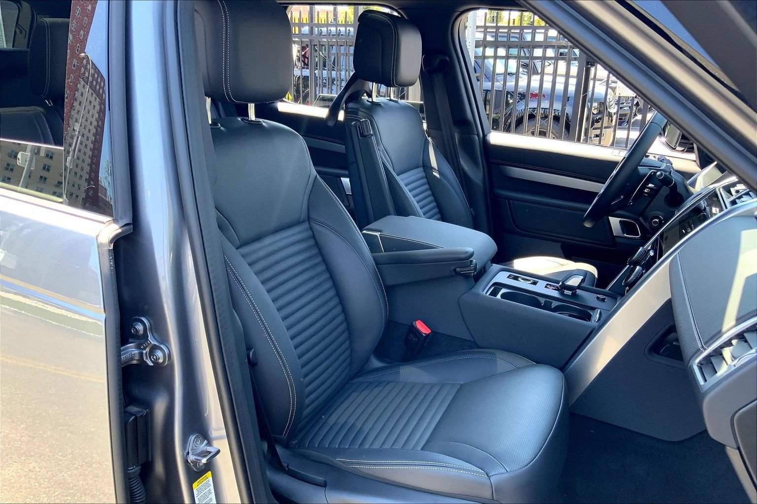 Certified 2025 Land Rover Discovery Dynamic SE AWD/4WD image 7