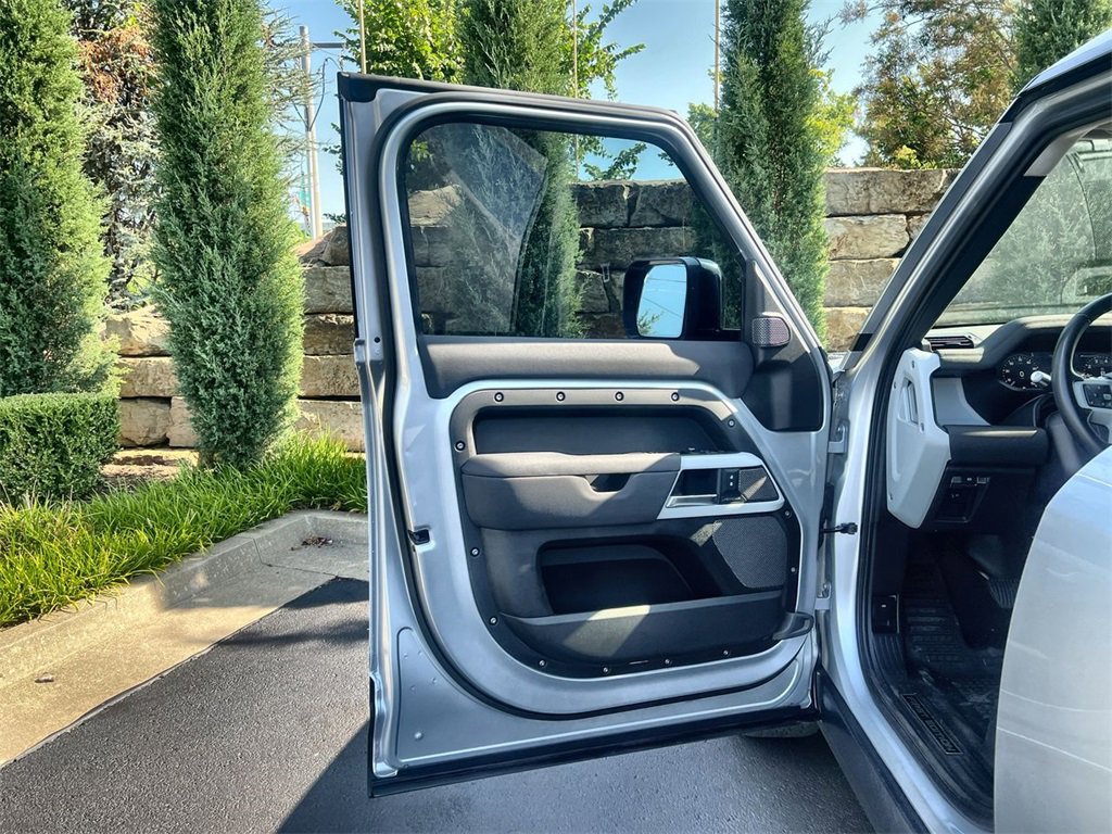 Used 2020 Land Rover Defender 110 First Edition image 17