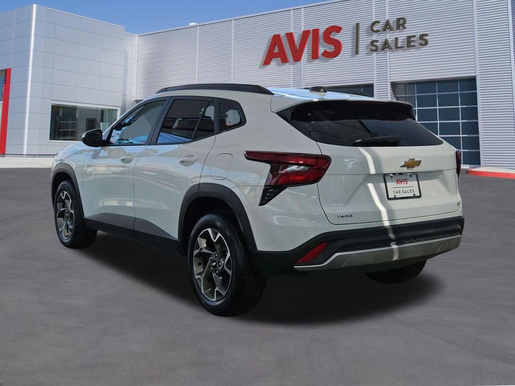 Used 2025 Chevrolet Trax LT w/ LT Convenience Package FWD image 3