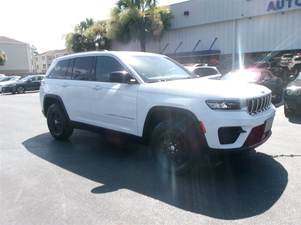 Used 2022 Jeep Grand Cherokee Laredo w/ Luxury Tech Group I image 2