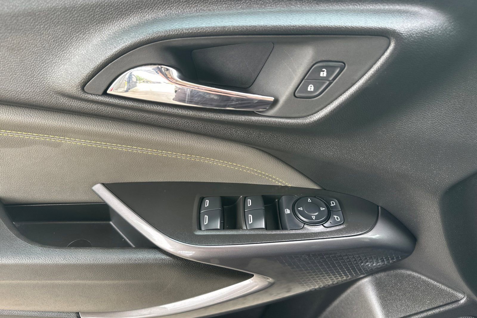 Used 2024 Chevrolet Trax ACTIV w/ Sunroof Package image 11