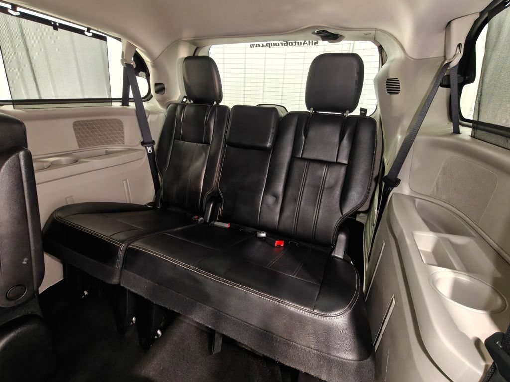 Used 2016 Chrysler Town & Country Touring-L FWD image 28