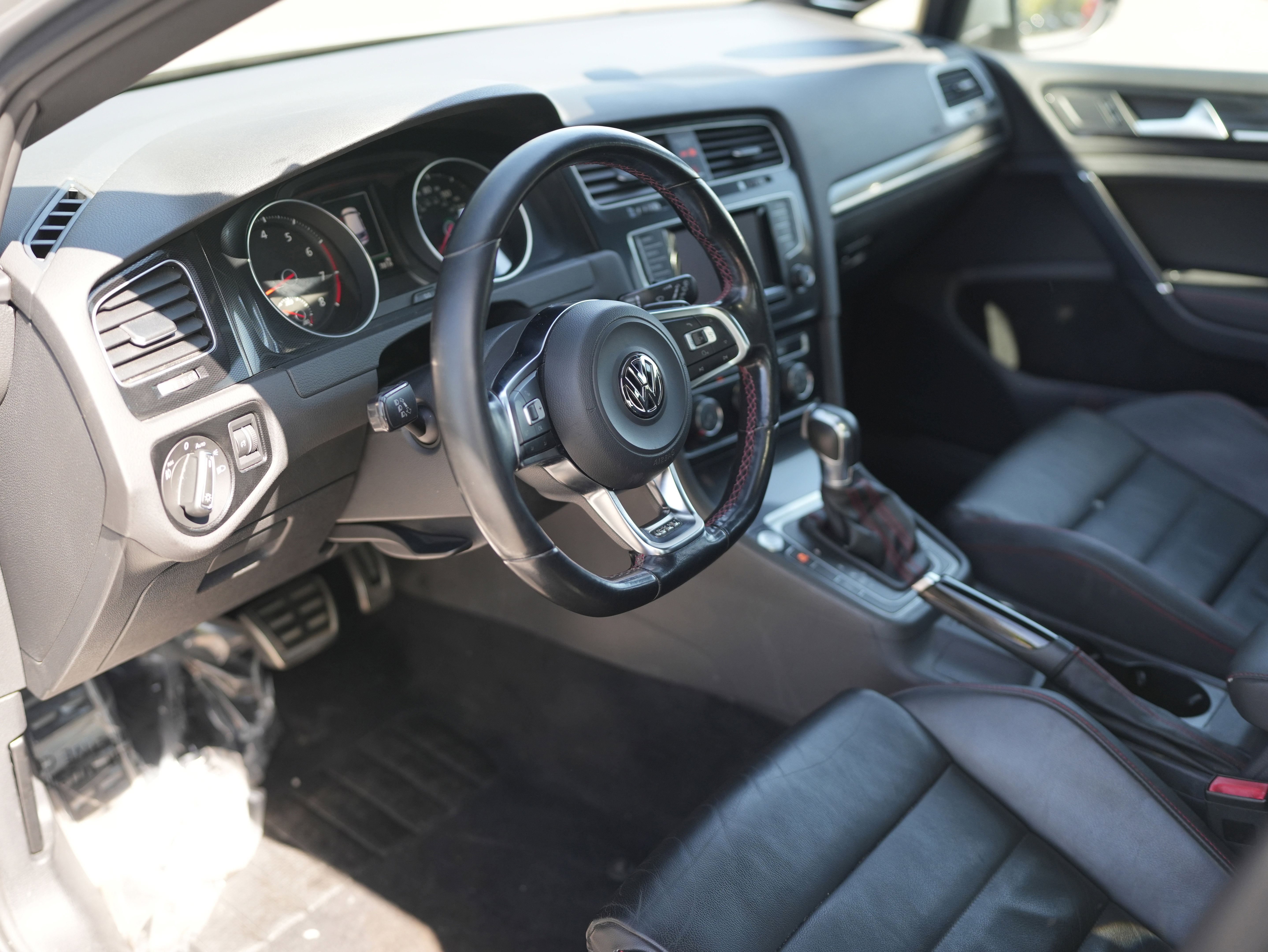 Used 2015 Volkswagen GTI SE w/ Lighting Package (SEL) FWD image 11