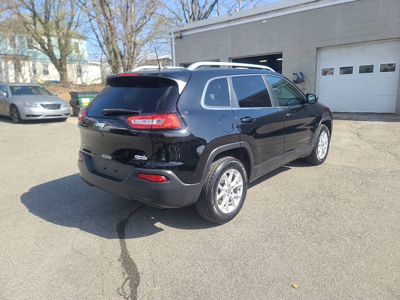 Used 2018 Jeep Cherokee Latitude Plus w/ Cold Weather Group AWD/4WD image 8