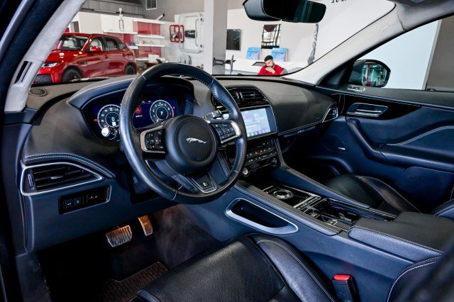 Used 2019 Jaguar F-PACE R-Sport image 19