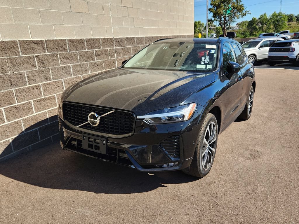 Used 2025 Volvo XC60 B5 Plus AWD/4WD image 4