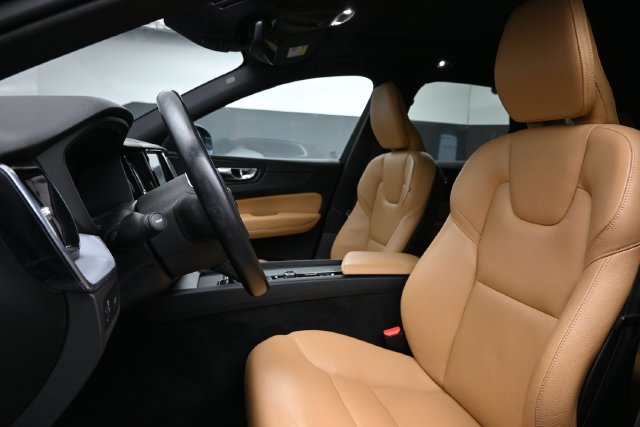 Used 2020 Volvo XC60 T6 Momentum w/ Protection Package Premier AWD/4WD image 10