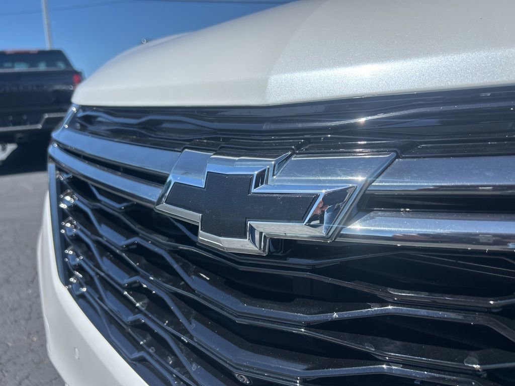 Used 2023 Chevrolet Equinox RS w/ RS Leather Package FWD image 11