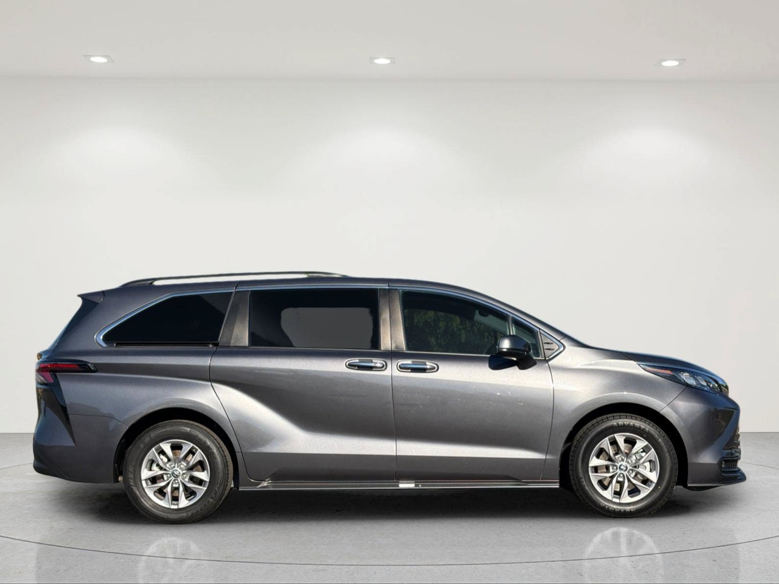 Used 2025 Toyota Sienna XLE FWD image 6
