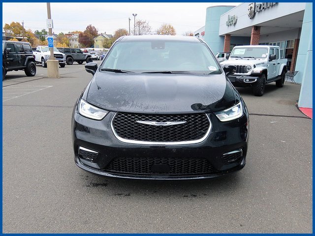 Used 2024 Chrysler Pacifica Touring-L image 3