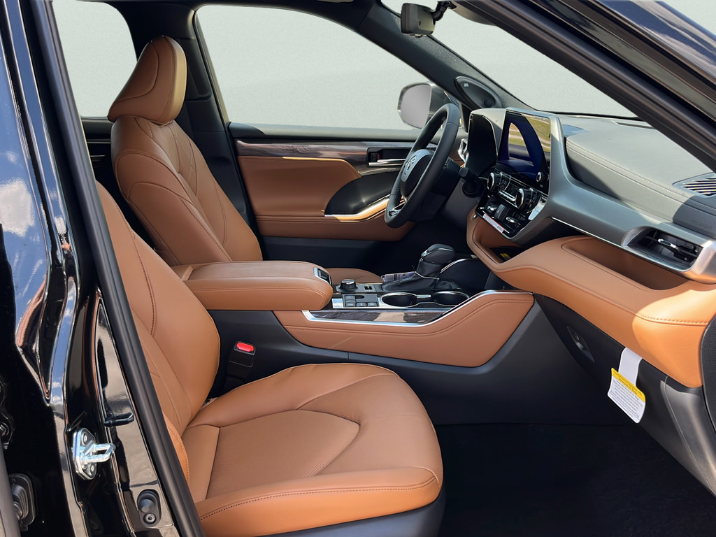 New 2026 Toyota Highlander Platinum AWD/4WD image 16