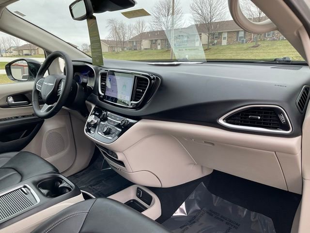 Used 2024 Chrysler Pacifica Touring-L image 12