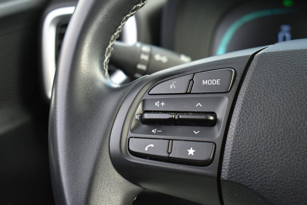 Used 2024 Hyundai Venue SEL image 17