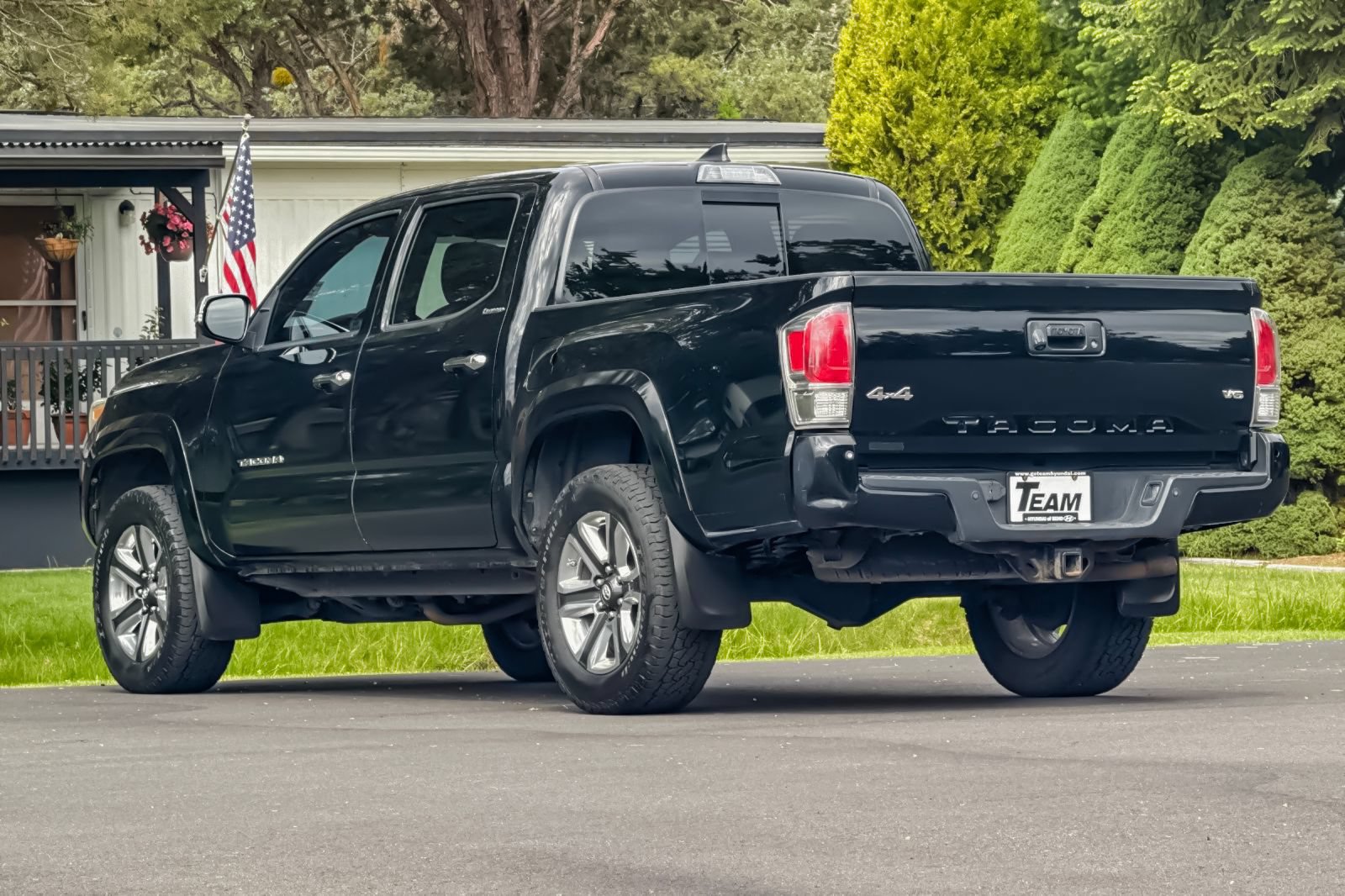 Used 2017 Toyota Tacoma Limited AWD/4WD image 6