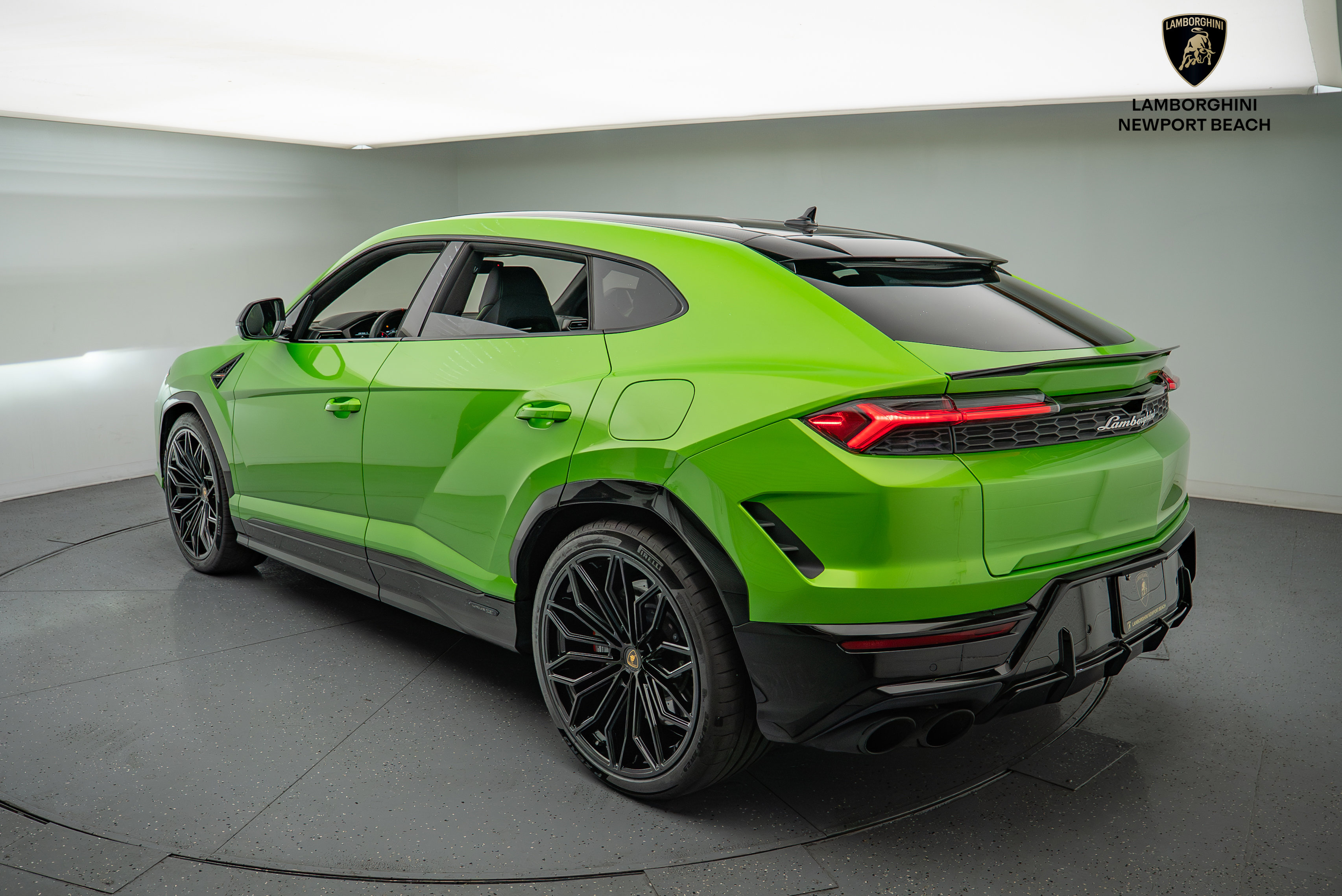 Used 2025 Lamborghini Urus SE image 13