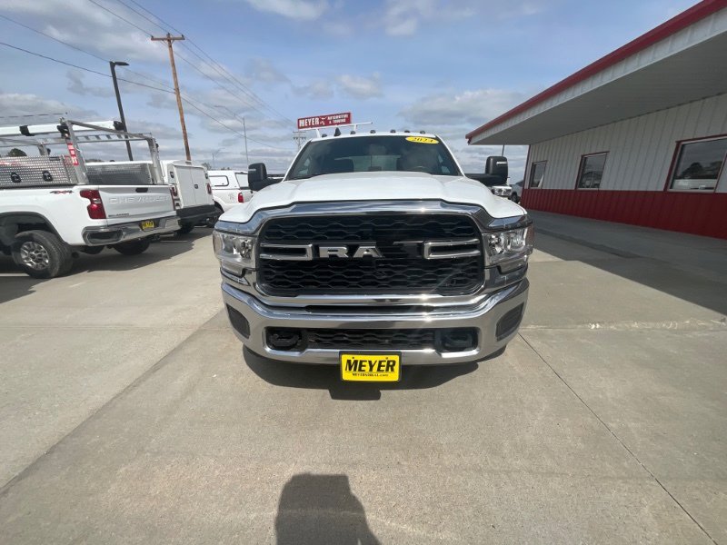 Used 2024 RAM 3500 Tradesman w/ Chrome Appearance Group AWD/4WD image 3
