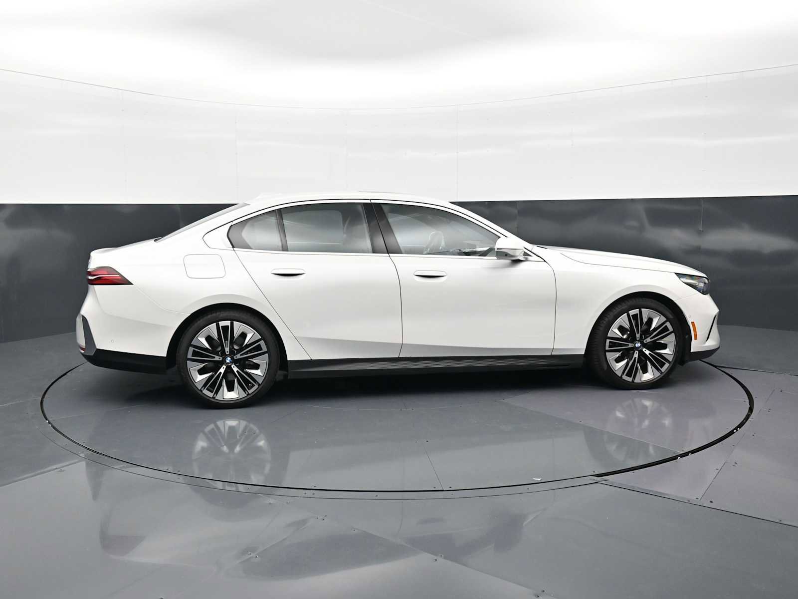 Used 2026 BMW 530i RWD image 4