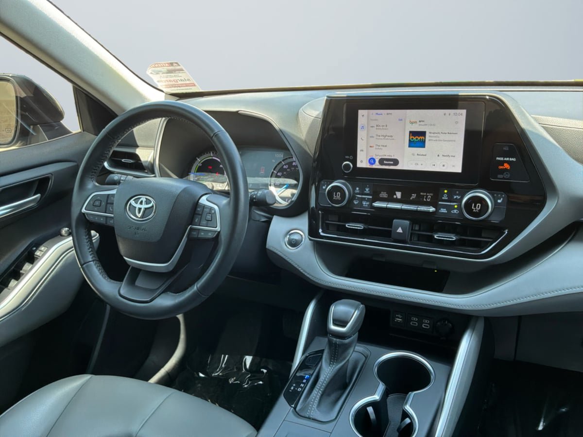 Used 2023 Toyota Highlander XLE FWD image 13