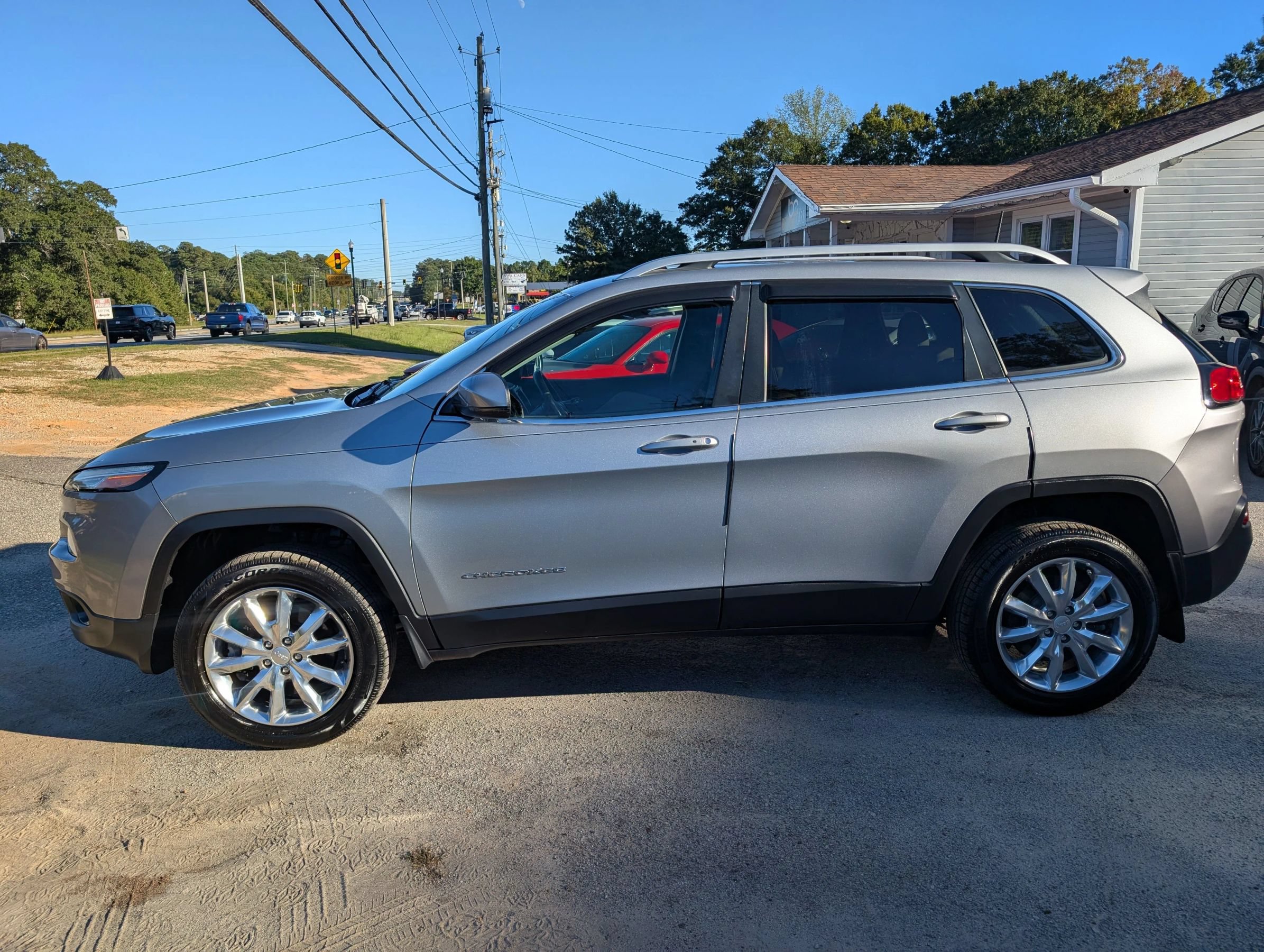 Used 2017 Jeep Cherokee Limited w/ Luxury Group AWD/4WD image 4