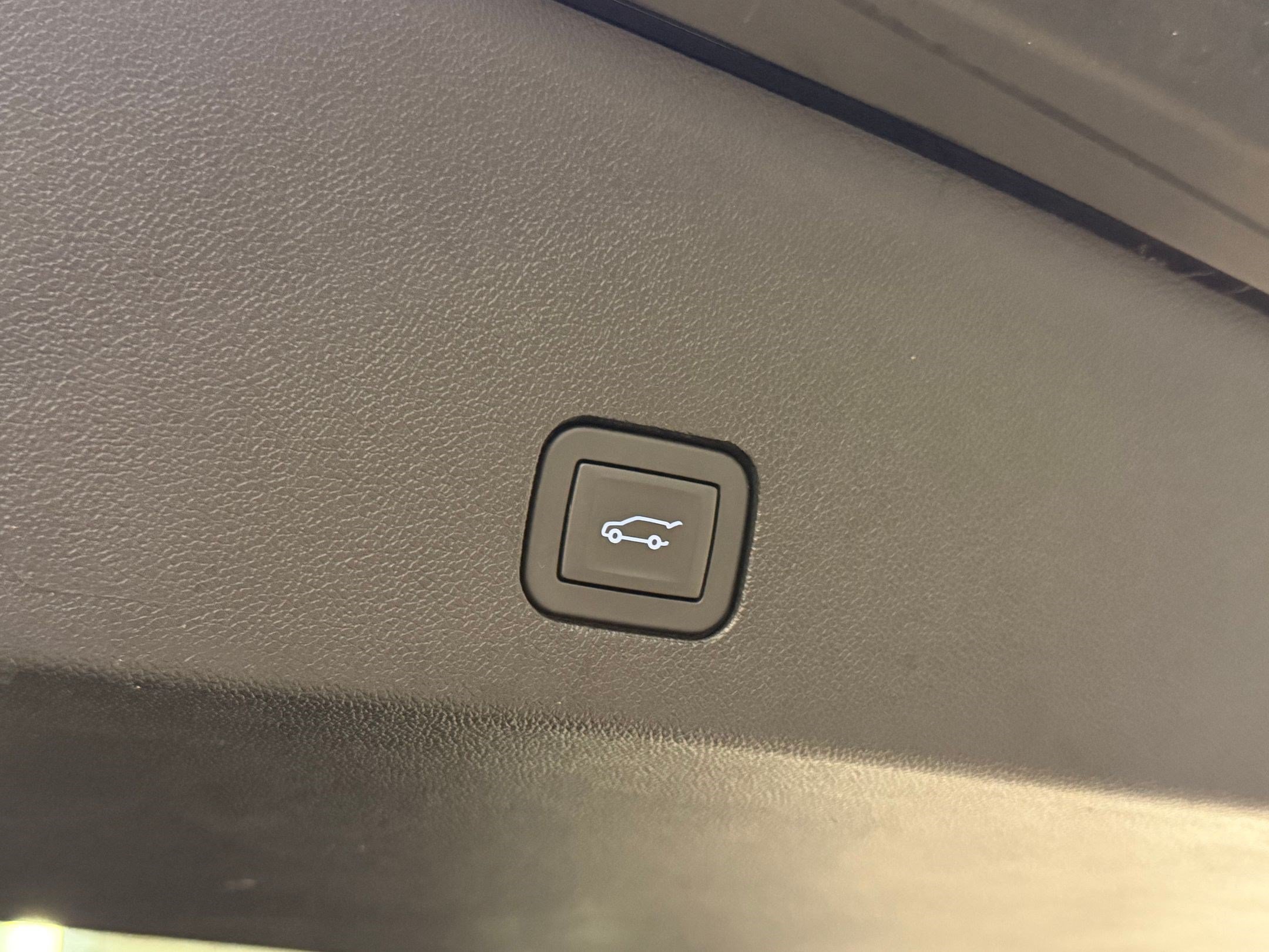 Certified 2025 Cadillac XT6 Luxury FWD image 26