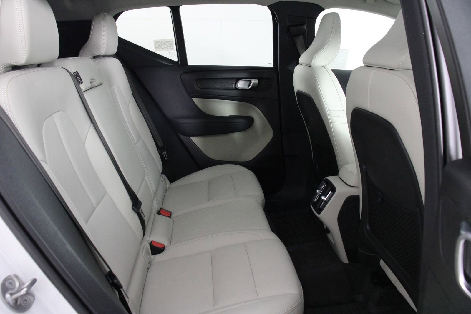 Used 2026 Volvo XC40 B5 Ultra w/ Climate Package image 30