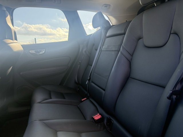 Used 2018 Volvo XC60 T6 Momentum w/ Convenience Package image 17
