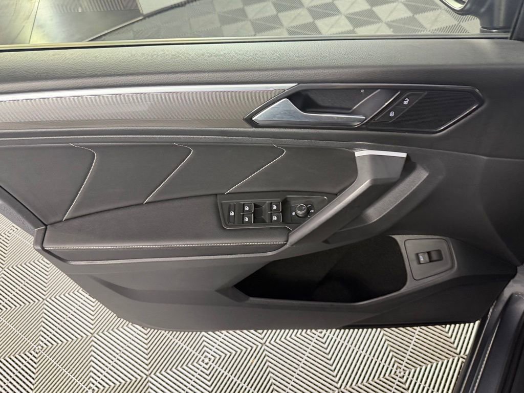 Used 2024 Volkswagen Tiguan SE R-Line image 23