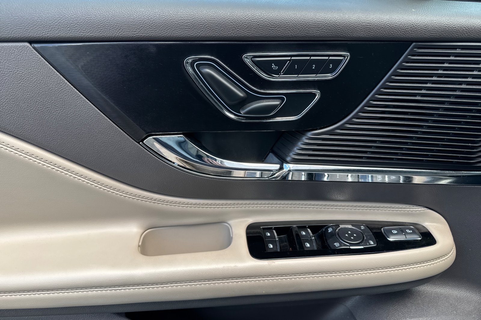 Certified 2022 Lincoln Corsair AWD w/ Premium Package image 11