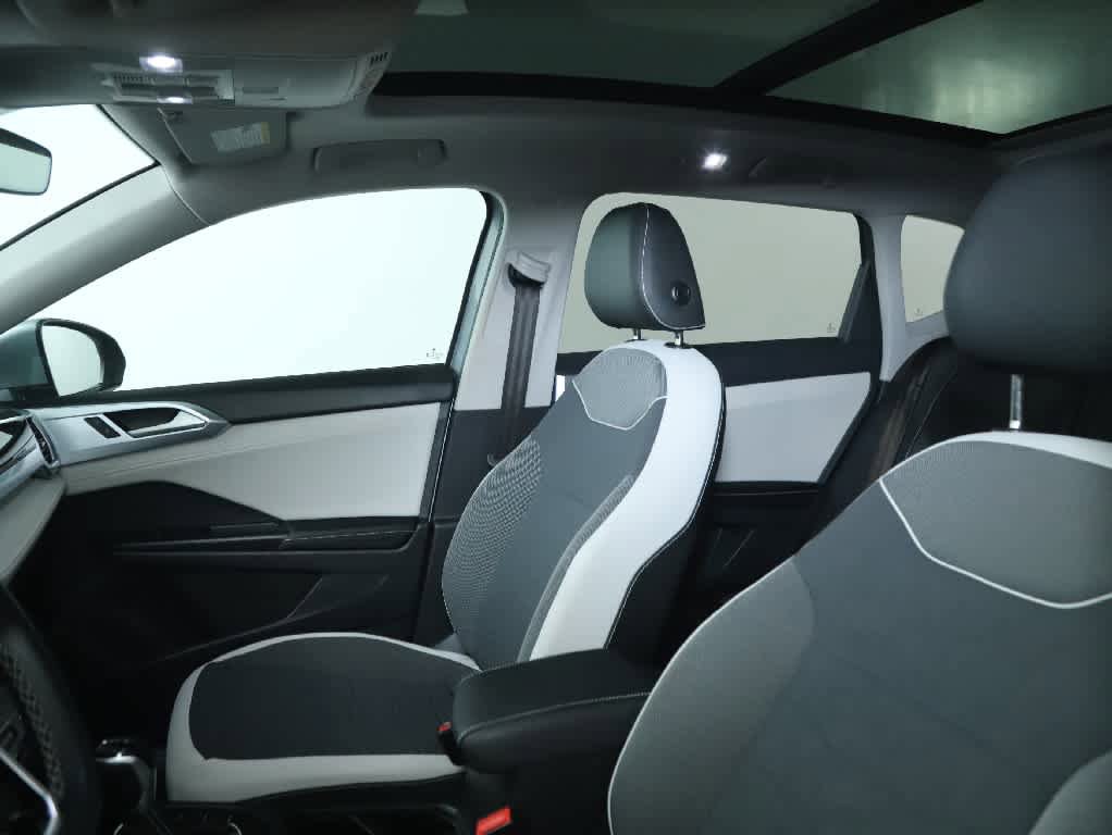 Used 2025 Volkswagen Taos SE w/ Panoramic Sunroof Package AWD/4WD image 16