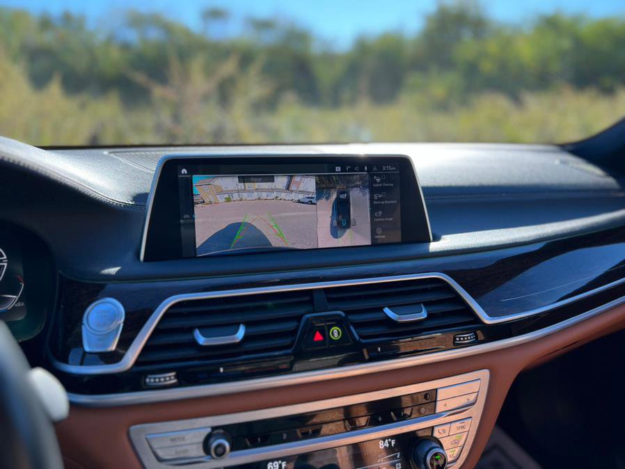 Used 2022 BMW 750i xDrive w/ M Sport Package image 32