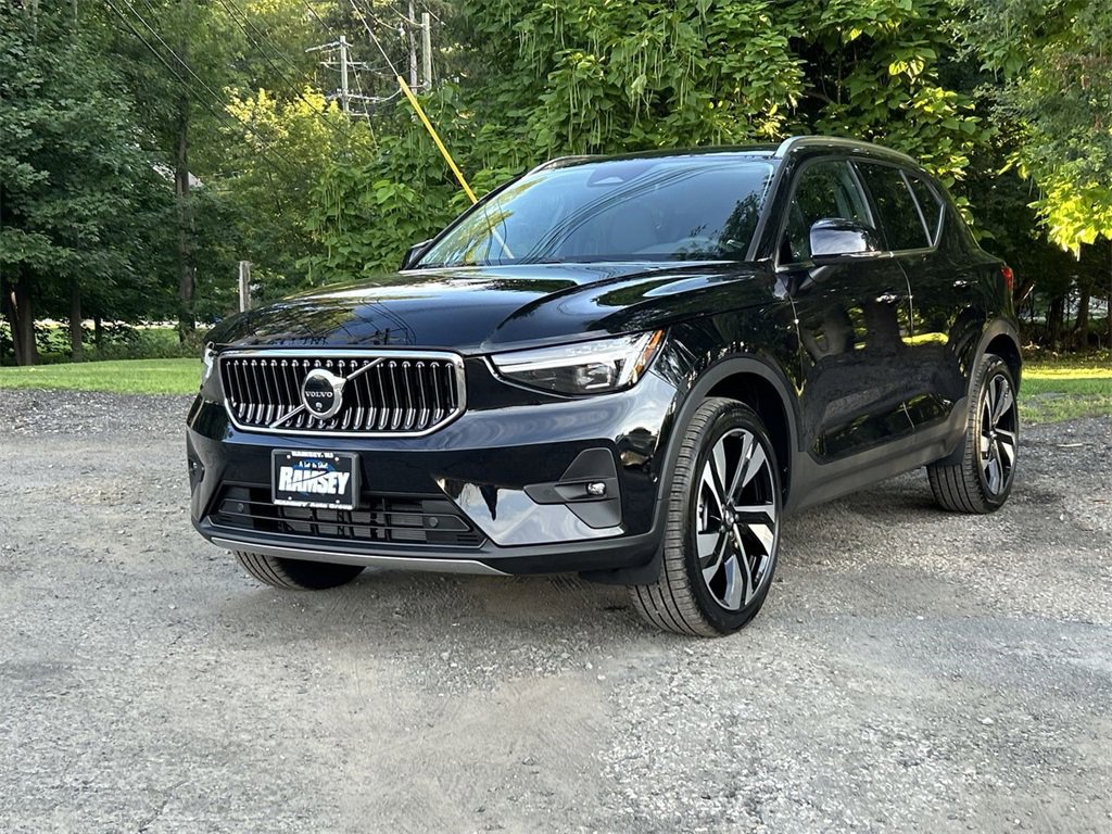 New 2025 Volvo XC40 B5 Ultra w/ Climate Package