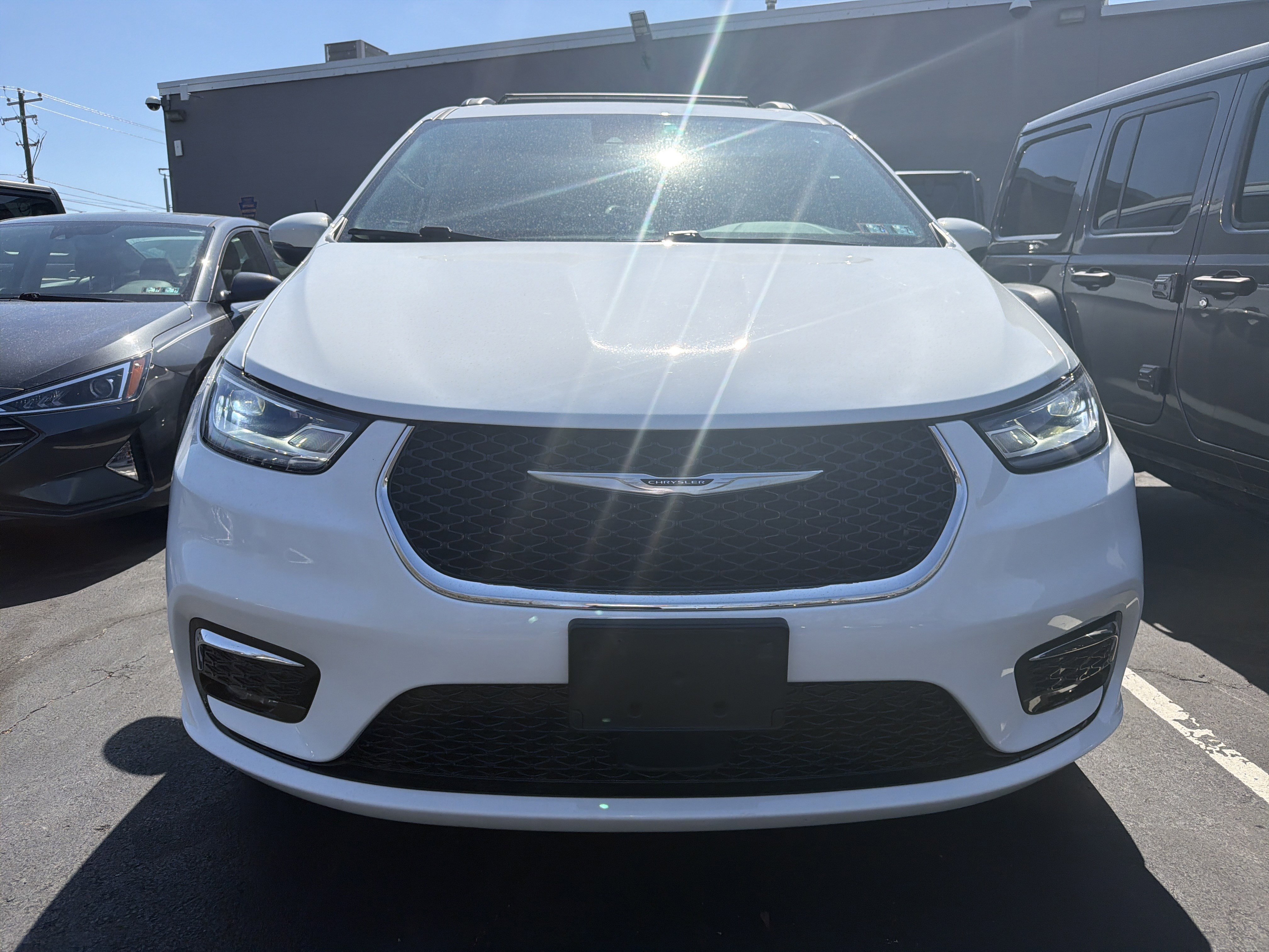 Used 2023 Chrysler Pacifica Touring-L image 2