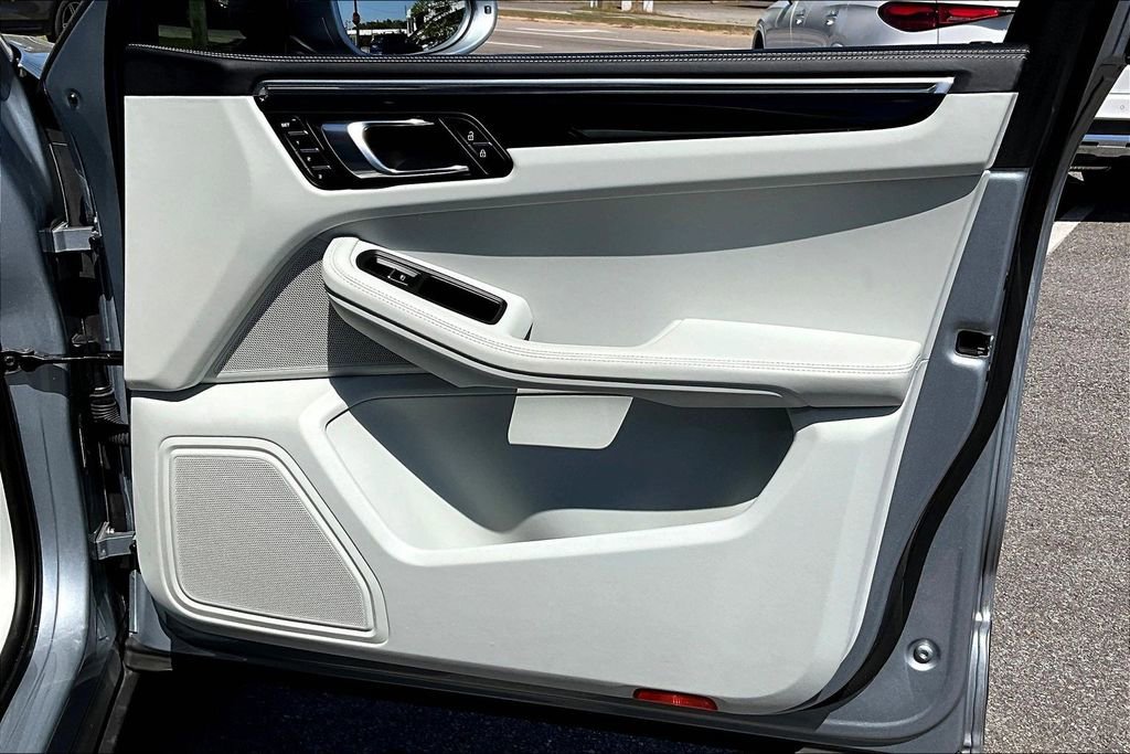 Used 2023 Porsche Macan Turbo image 29