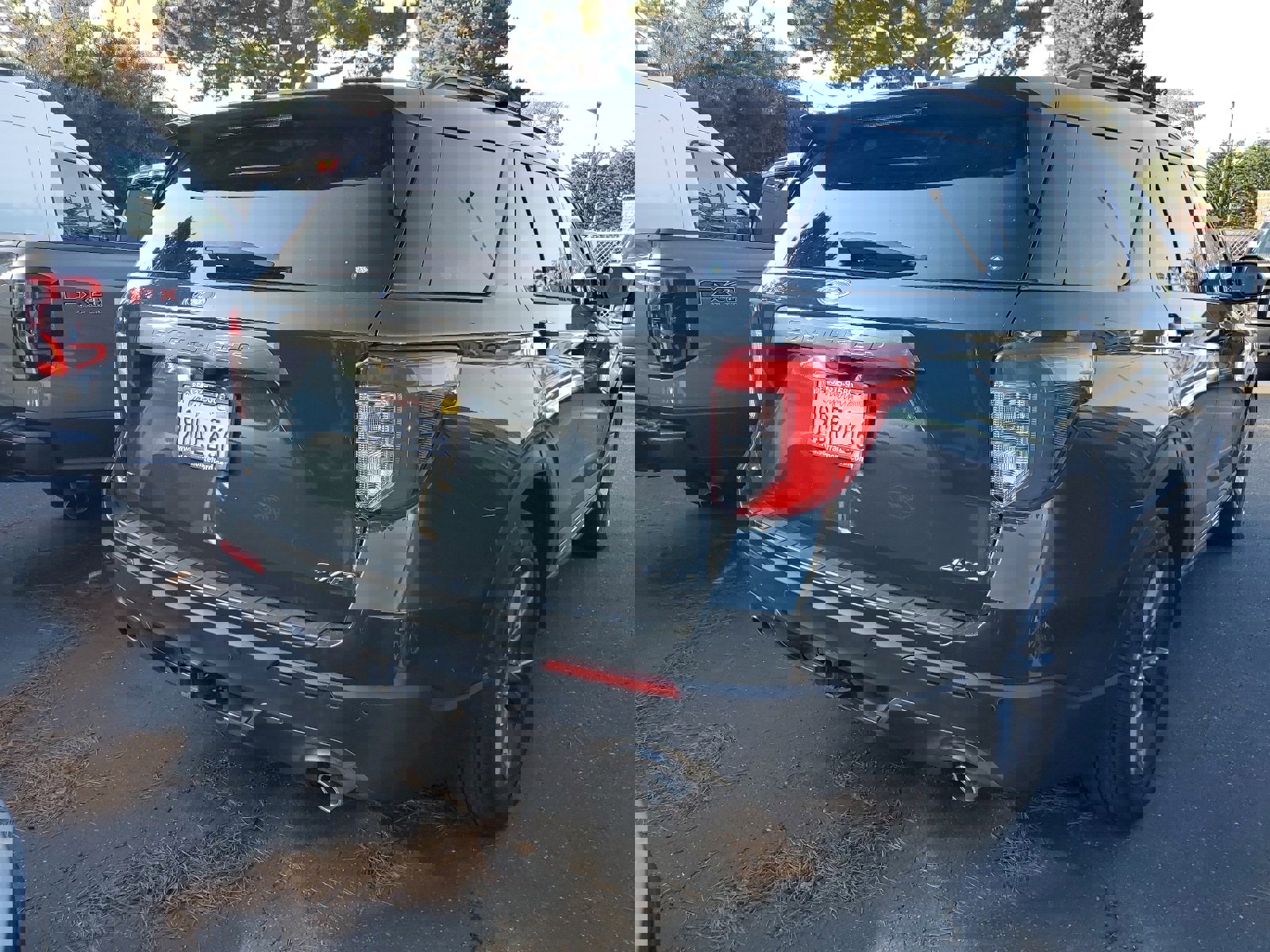 Used 2022 Ford Explorer XLT w/ Equipment Group 202A image 4