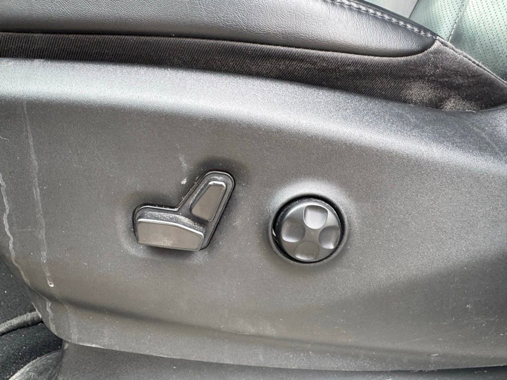 Used 2023 Chrysler Pacifica Touring-L image 14