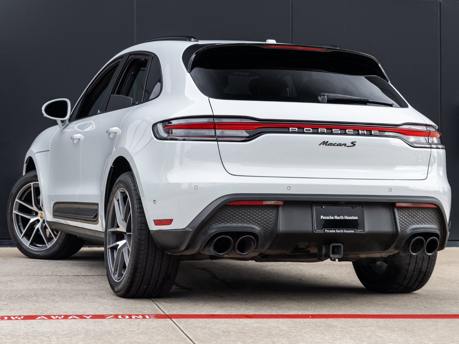 Certified 2022 Porsche Macan S AWD/4WD image 3